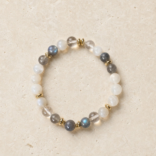 Bracelet Le Fil d’argent en pierres naturelles sur fond minéral – Pierres Uzès